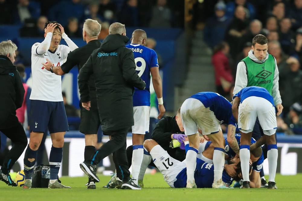 إصابة لاعب إيفرتون تثير التعاطف مع اللاعبين والانتقادات للبطاقة الحمراء