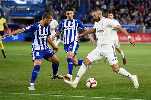 ريال مدريد يفوز على ألافيس وينفرد بصدارة الليغا