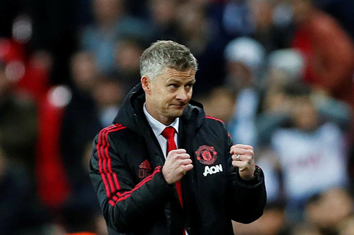 مدرب مانشستر يونايتد يثني على ثنائي خط الوسط مكتوميناي وفريد
