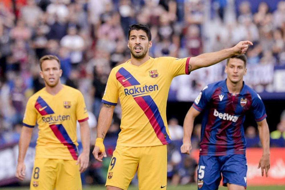 ليفانتي يلقن برشلونة درسا قاسيا ويهدد موقعه في صدارة الدوري الإسباني