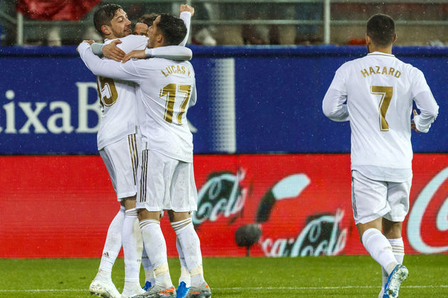 ريال مدريد يقلب الطاولة على سوسييداد و"يخنق" برشلونة