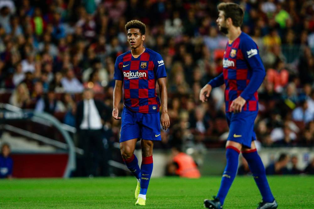 بيكيه يدعم دفاع برشلونة أمام أتلتيكو مدريد