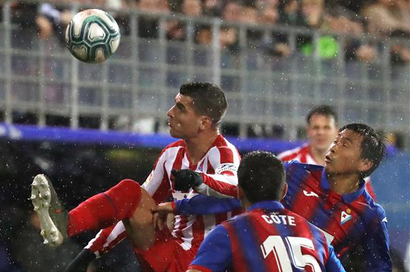 إيبار والـ"فار" يعمقان جراح أتلتيكو مدريد بالليغا