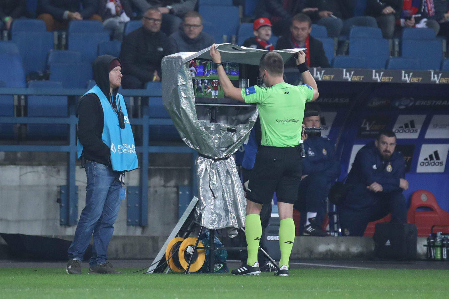 رئيس لجنة حكام اليويفا: لا يجب تطبيق الـ"VAR" في حالات التسلل الدقيقة جدا