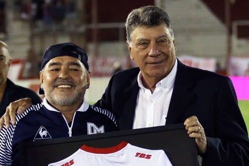 الملاعب الأرجنتينية تحتفي بالأسطورة "مارادونا"