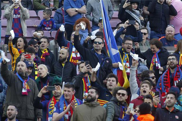 جماهير برشلونة تهتف برحيل رئيس الفريق