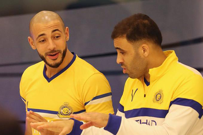 أمرابط لاعب النصر السعودي ينفي وجود خلاف بينه وبين حمد الله