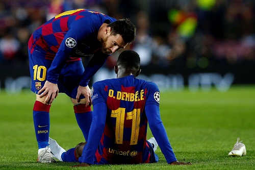 ديمبيلي يعود إلى برشلونة بعكاز بعد عملية فنلندا