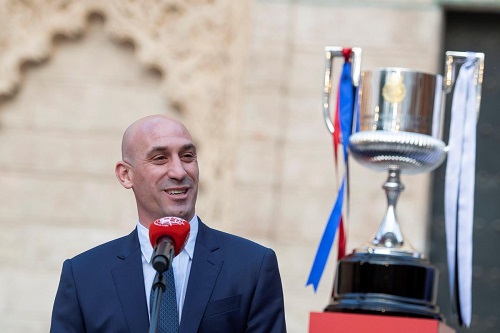 رئيس الاتحاد الإسباني يدافع عن إكمال الليغا