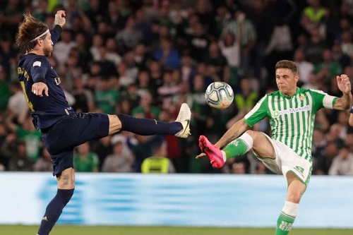 بيتيس يهزم الريال ويهدي برشلونة صدارة الدوري الإسباني