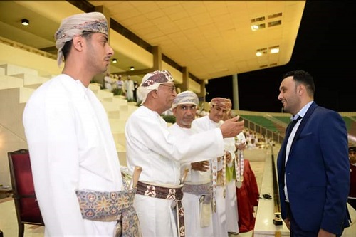 مدرب مغربي يخضع للحجر الصحي بعمان ويكشف سبب عدم عودته للمغرب