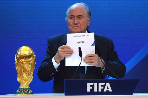 بلاتر ينفي الرشاوى ويؤكد وجود "تدخل سياسي" في منح قطر مونديال 2022