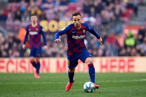 مدرب برشلونة يقرّ بضغوط انتقال محتمل لأرتور إلى يوفنتوس