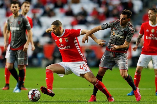 تاعرابت.. من لاعب يواجه الطرد من بنفيكا إلى نجم الموسم بناديه