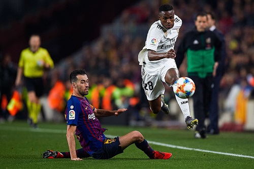 "الليغا" الإسبانية: برشلونة وريال مدريد من الصخب إلى الصمت المطبق