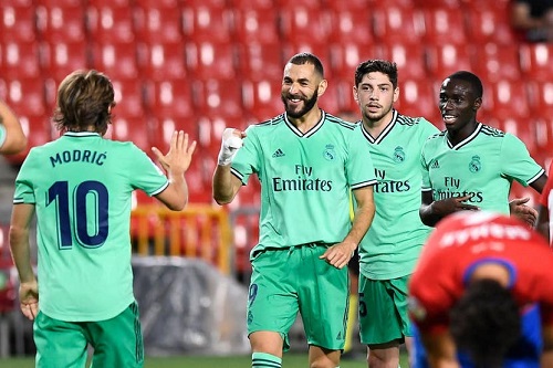ريال مدريد يهزم غرناطة ويقف على بعد خطوة من التتويج بلقب الليغا