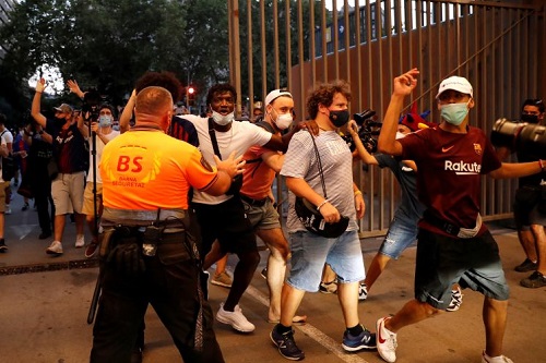 مشجعو برشلونة يطالبون باستقالة بارتوميو
