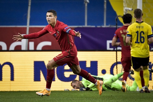 كريستيانو رونالدو نجم المنتخب البرتغالي يريد تحطيم رقم دائي