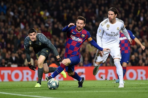 برشلونة لتعزيز الضغط على ريال مدريد في أول كلاسيكو لكومان المدرب