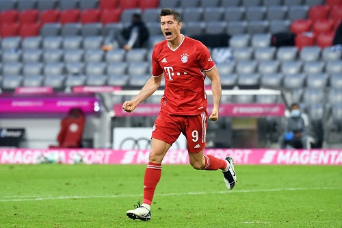 "سوبر هاتريك" ليفاندوفسكي ينقذ بايرن من انتفاضة هيرتا بالدوري الألماني