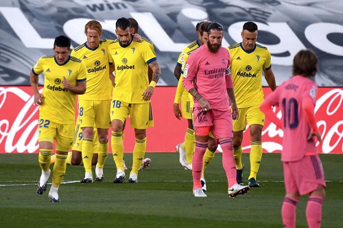 قادش يفجر مفاجأة ويسقط ريال مدريد الإسباني في عقر داره بالليغا