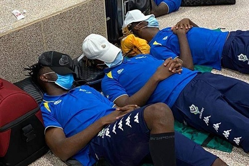 الكاف ينذر بعقوبات لمتسببي حادث احتجاز منتخب الغابون في مطار بانجول