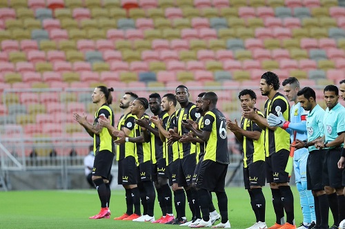 الاتحاد السعودي يطرح قمصان لاعبيه في مزاد
