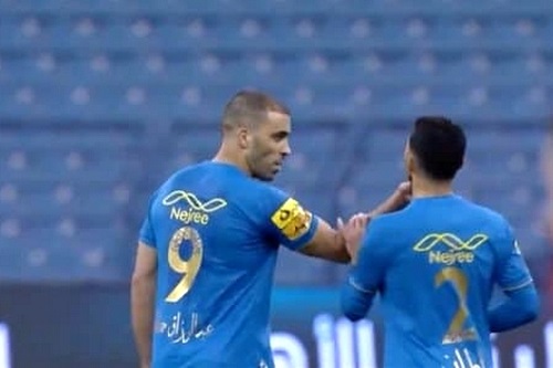حمد الله يشتبك مع زميله في النصر أثناء مباراة "الخماسي المغربي"