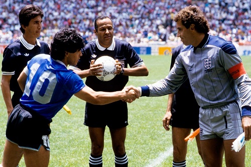 علي بن ناصر يعود إلى الملاعب تكريما لمارادونا