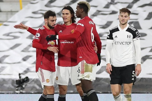 مانشستر يونايتد يستعيد صدارة الدوري الإنجليزي بثنائية في فولهام