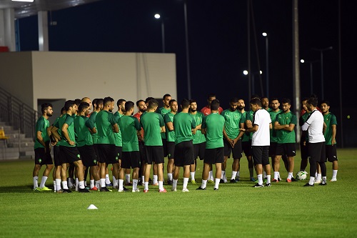 بالصور.. المنتخب المحلي يخوض أول حصة تدريبية بالأراضي الكاميرونية