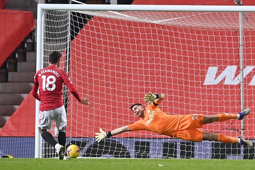 مانشستر يونايتد يفوز على أستون فيلا ويقاسم ليفربول صدارة الدوري الإنجليزي