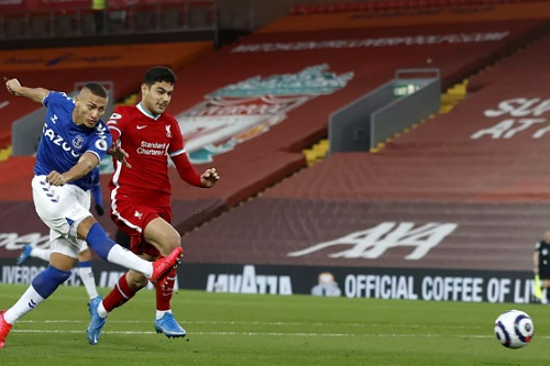 ليفربول يواصل السقوط في البريمييرليغ ويخسر في الدربي أمام إيفرتون