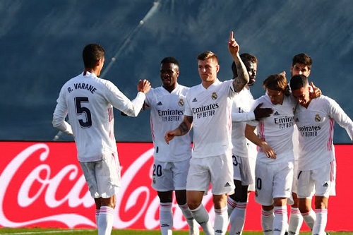 ريال مدريد يثأر من فالنسيا بثنائية وينفرد بوصافة الدوري الإسباني