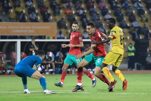 الملك يهنئ عموتة والمنتخب الوطني للمحليين