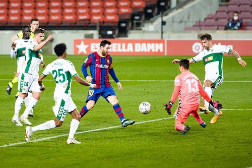 ميسي يعيد برشلونة للانتصارات وينفرد بصدارة هدافي الدوري الإسباني