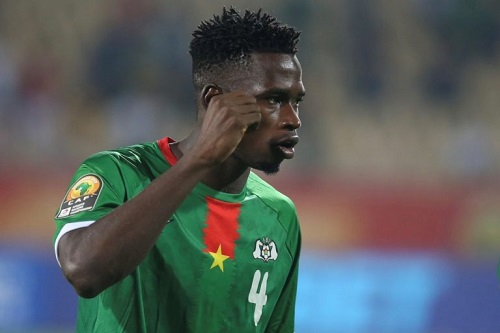 الرجاء يقترب من التعاقد مع مدافع منتخب "الخيول" بعد ظهوره في"الشان"
