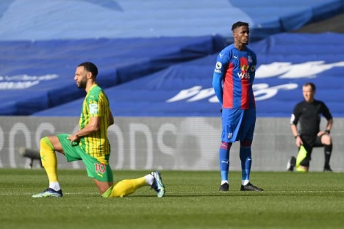 زاها لاعب كريستال يرفض الركوع ضد العنصرية