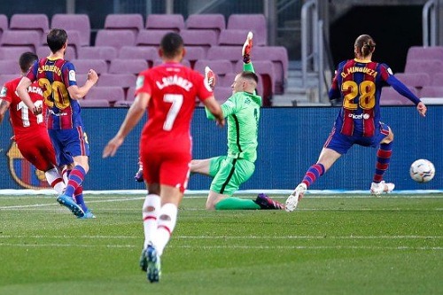 غرناطة يصدم برشلونة بثنائية ويحرمه من تصدر الدوري الإسباني