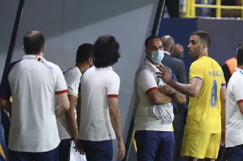 حمد الله يعتذر لمدرب النصر والأخير: سامحتك.. صفحة وطويناها
