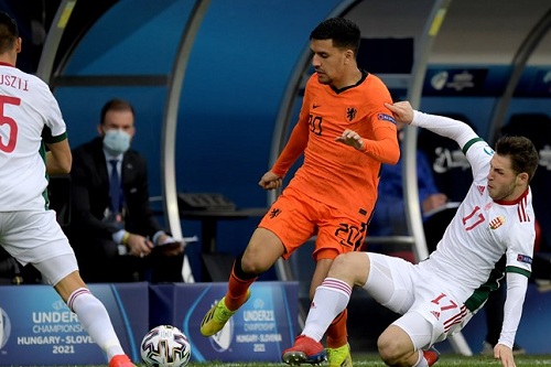 لاعب مغربي يتألق بكأس أوروبا ويقود "الطواحين" إلى ربع نهائي المسابقة