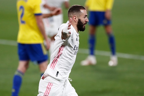 الريال يستعيد الانتصارات ويتقدم لصدارة الدوري الإسباني مؤقتا بثلاثية في قادش