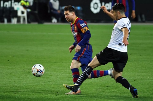 ثنائية ميسي تقود برشلونة لفوز ثمين على فالنسيا وتعزيز طموحاته في الدوري الإسباني
