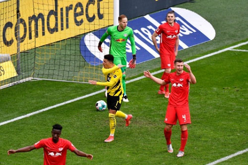 بوروسيا دورتموند يهدي غريمه التقليدي بايرن ميونخ لقب الدوري الألماني