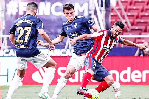 سواريز يقود أتلتيكو لملامسة لقب الدوري الإسباني بفوز مثير على أوساسونا