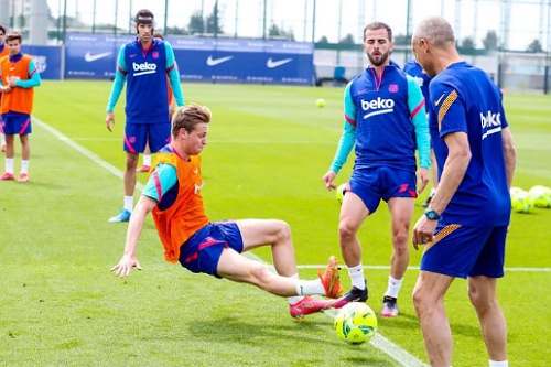 كومان يمنح لاعبي برشلونة راحة لمدة يومين