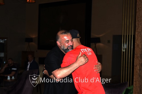 عبد الحق بن شيخة يزور بعثة مولودية الجزائر قبل مواجهة الوداد