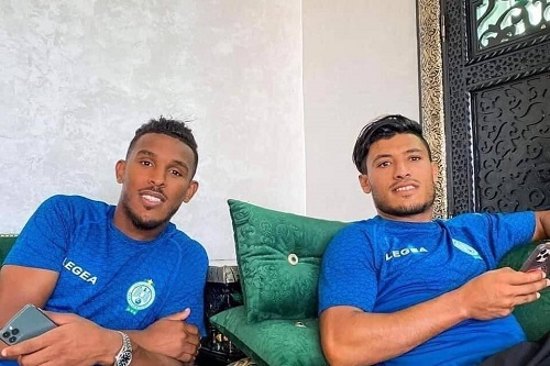 الورفلي والحافيظي يستأنفان تداريبهما مع "النسور" بعد تعافيهما من الإصابة