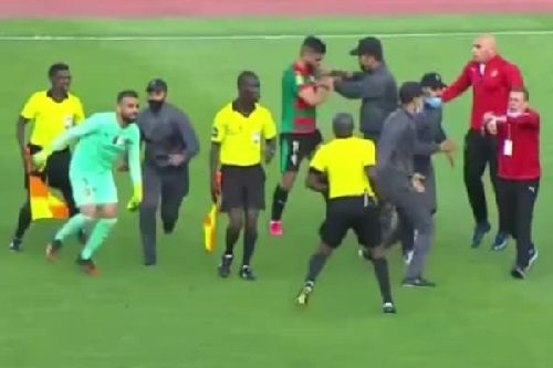 لاعبو المولودية يعتدون على الحكم البوتسواني