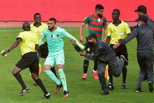 "كاف" يعاقب لاعبا مولودية الجزائر بلخير وبوتاجه بالإيقاف لمدة عام